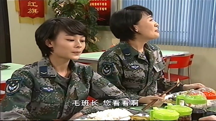 大学生士兵：女兵训练饿了一天，一看饭堂的菜去傻眼了：肉呢？