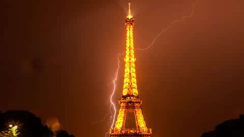 巴黎铁塔被雷击中图片
