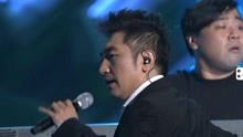 他在中韩歌会演唱《沧海一声笑》，听呆台下韩国人，太长脸了