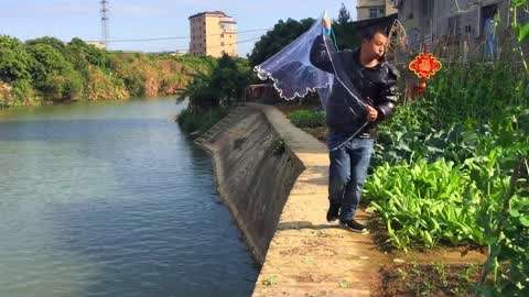 阿蜂來閘口撒網捕魚,網撒的圓撒下去幾下就有收穫了