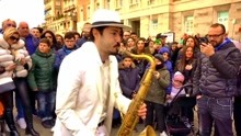 意大利街头艺术家用萨克斯演奏A神热单《Wake me Up》！好有感觉呀，忍不住想跳舞