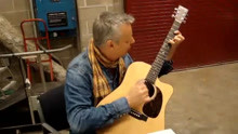 Tommy老爷子开光现场！签名的同时不忘夸一波马桶~Tommy Emmanuel signing and playing Shane's guitar