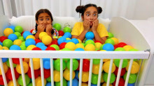 梦梦萌宝屋：哦！姐妹俩的床被装满了海洋球