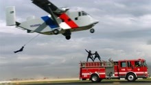 [图]母女参加高空跳伞，教练却被甩出飞机，营救过程全程高能！美剧