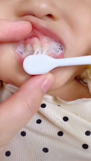 宝宝一岁以后就要培养刷牙的习惯了软毛牙刷不会伤到牙龈手柄防滑好