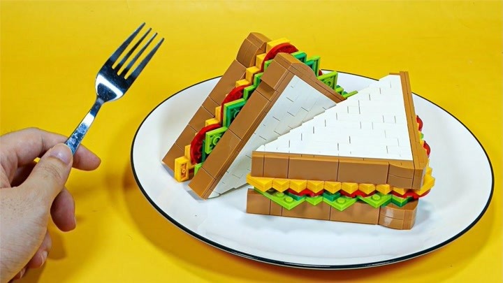 搞笑定格动画:做乐高三明治拯救变形金刚,好玩又有趣!