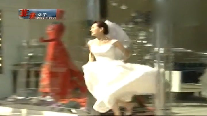 爱情：结婚当天，新郎自己跑了，新娘崩溃，穿着婚纱出去找人