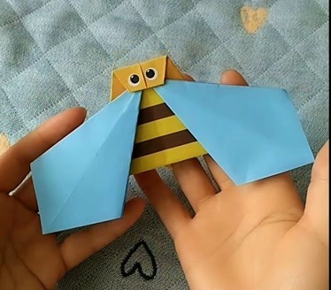 抓蜜蜂的折纸图片