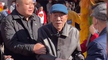 90岁杨少华现身新店开业，面色红润身形佝偻，行走需被众人搀扶