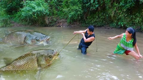 河裡突然躍起野魚精,向翠花發起進攻,多虧二狗子及時來救援!