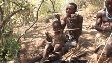 非洲原始部落的孩子成活率不足50%，用做饭盆泥水洗澡饿了吃树棍
