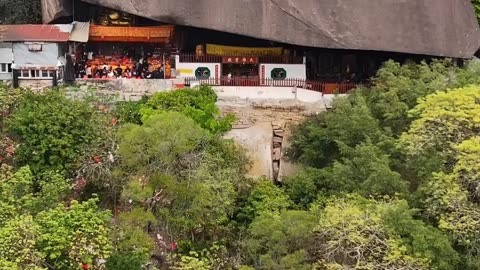 位于广东潮州的甘露寺,它是我国最大的天然石窟寺